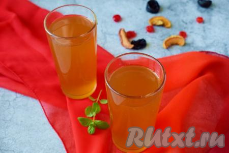 Вкусный, ароматный, аппетитный компот из сухофруктов готов. Напиток, сваренный по этому рецепту, наверняка, понравится и вам, и вашим близким!