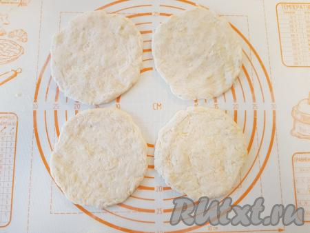 Далее получившееся тесто разделить на 4 части. На столе, присыпанном мукой, каждую часть теста размять руками, придав ей округлую форму диаметром, примерно, 12-13 см.&nbsp;