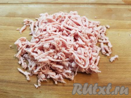 На крупной тёрке натереть варёную колбасу (или сосиски).