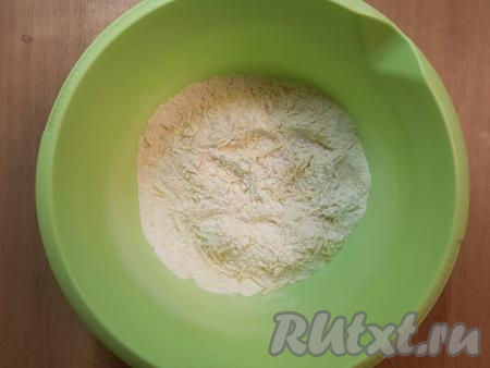 Ложкой хорошо перемешать содержимое миски.