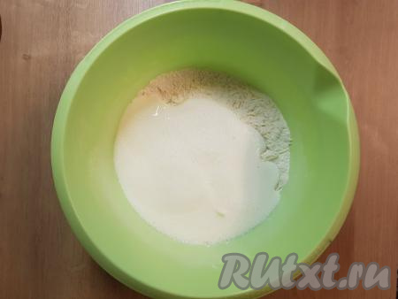 Кефир с содой влить в миску с сырно-мучной смесью.