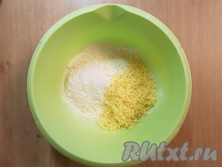 Для замешивания теста&nbsp;в глубокую миску выложить муку, соль, сахар, натёртый на мелкой тёрке сыр.