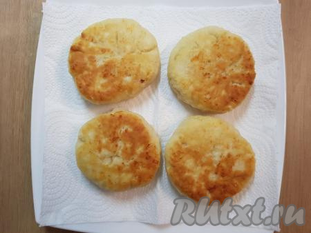 Для удаления излишков подсолнечного масла лепёшки необходимо переложить со сковороды на бумажное полотенце.