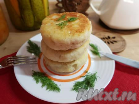 Лепёшки, приготовленные на кефире с колбасой и сыром на сковороде, получаются очень вкусными, сытными и ароматными. Они, наверняка, понравятся всем членам семьи!