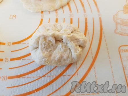 Завернуть начинку в тесто, соединив&nbsp;противоположные стороны кружочка из теста между собой (как показано на фото).