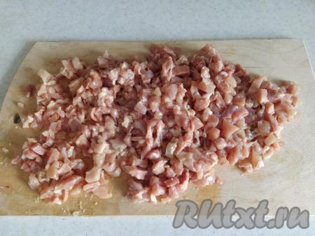 Филе курицы хорошо промыть, нарезать кусочками размером 1-1,5 см, сложить в миску, посолить и поперчить по вкусу. Хорошо перемешать мясо и оставить на 10-15 минут, чтобы куриное филе пропиталось.