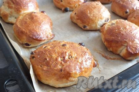 Готовые булочки достаньте из духовки, переложите с противня на тарелку и дайте им остыть.