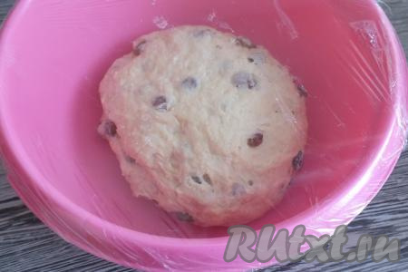 Тесто соберите в комок. Оно будет прилипать слегка &nbsp;к рукам, но получится мягким и податливым. Переложите тесто&nbsp;в миску и затяните её пленкой. Уберите миску на 1 час в тёплое место.