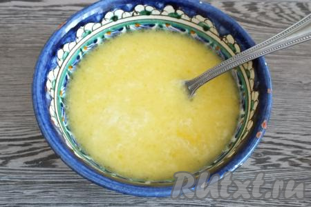 Затем в смесь молока и масла добавьте 1 яйцо и взбейте вилкой.