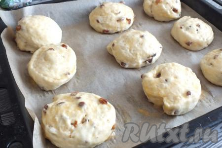 Когда булочки расстоятся, смажьте их взбитым яйцом. Поставьте выпекаться в разогретую до 180 градусов на 15-20 минут (до румяного цвета).