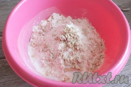 В достаточно вместительную миску насыпьте муку, раскрошите сырые дрожжи, добавьте соль, сахар, перетрите руками.