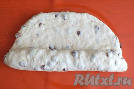 Подпылите рабочую поверхность слегка мукой (достаточно 1 столовой ложки). Раскатайте тесто в пласт толщиной около 1 см, скрутите в рулет.