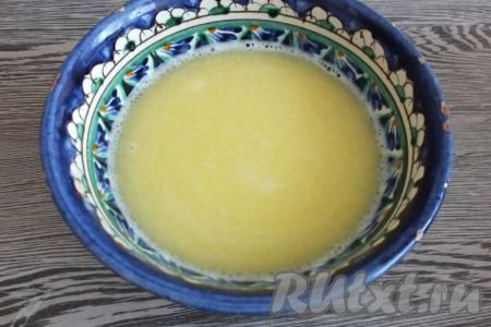 Соедините сливочное масло с молоком, разогрейте до полного растапливания масла (это можно сделать в микроволновки или на плите), оставьте охладиться до температуры 36-38 градусов.