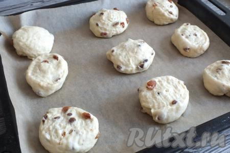 Противень застелите бумагой для выпечки. Выложите на расстоянии друг от друга заготовки булочек срезом вверх и оставьте на 15 минут для расстойки.