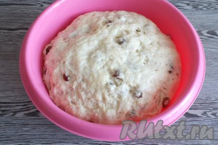 По прошествии времени тесто увеличится в объёме в несколько раз. Обомните его и оно готово к разделке.