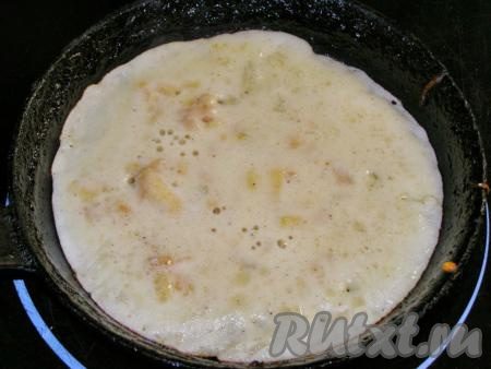 В сковородку для жарки блинов наливаем немного масла и хорошо прогреваем (пока не появится лёгкий дымок). После этого наливаем немного теста на горячую сковороду, распределяем его равномерно по дну сковороды и жарим блин на среднем огне до румяности (около минуты).