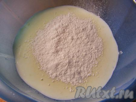 Просеиваем муку и постепенно всыпаем её в молочно-яичную смесь, перемешивая венчиком.