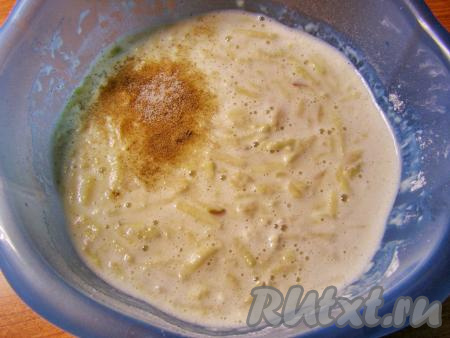 Перекладываем яблоки в блинное тесто, добавляем, по желанию, корицу и ванилин, перемешиваем ложкой.