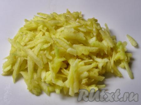 Яблоко тщательно моем, его, по желанию, можно очистить от кожуры и натираем на крупной тёрке, не задевая сердцевину.