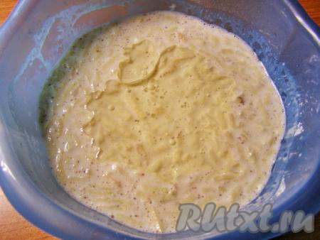 Добавляем 3 столовые ложки подсолнечного масла, ещё раз хорошо перемешиваем и оставляем блинное тесто минут на 20, чтобы оно настоялось.