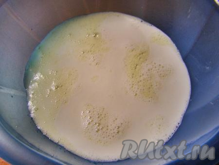 Добавляем в яично-сахарную смесь молоко и перемешиваем до однородности.