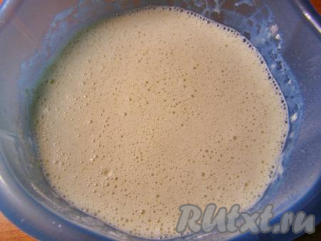 Блинное тесто должно получиться без комочков (однородным), не густым, но и не слишком жидким.