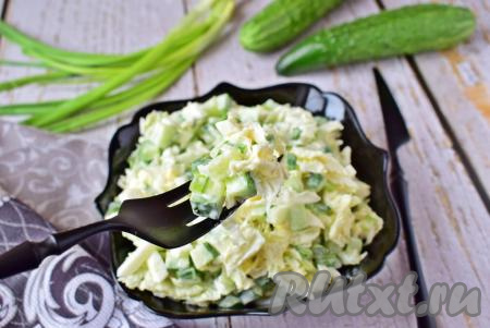Готовый сочный салат с пекинской капустой, зелёным луком, яйцами и свежими огурцами переложите в салатник и подавайте к столу. Этот лёгкий, свежий салатик отлично впишется в повседневное меню и порадует не только приятным вкусом, но и яркими красками!