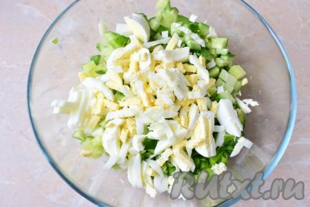 Остывшие варёные яйца очистите от скорлупы, нарежьте и добавьте в салат.