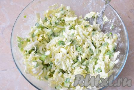 Содержимое чаши посолите по вкусу, заправьте майонезом и тщательно перемешайте.