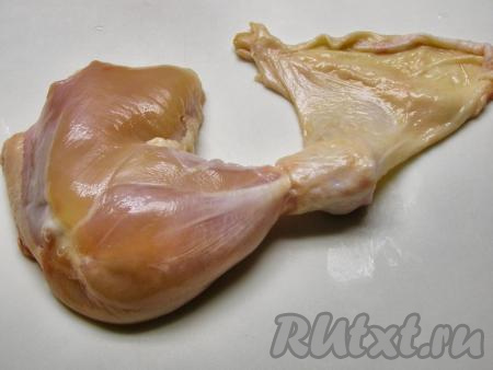 Подготовим окорочка, для этого аккуратно отделяем руками кожицу от мяса и осторожно, стараясь не порвать кожицу, стягиваем её вниз, почти до хрящика.