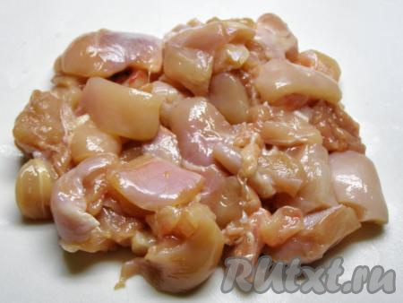 С косточки срезаем мясо, удаляем сухожилия и нарезаем мясо на кусочки среднего размера.