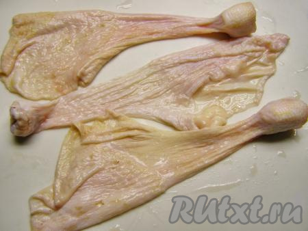 Обрезаем косточку так, чтобы конец кости с хрящиком остался на коже. Получившиеся "чулочки" ополаскиваем прохладной водой внутри и снаружи, слегка обсушиваем бумажными полотенцами.