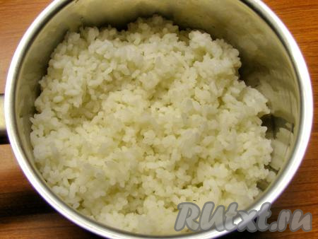 Рис промываем холодной водой, пока вода не станет прозрачной, затем выкладываем в кастрюлю с 300 мл кипящей подсоленной воды и отвариваем его до мягкости (примерно, 15-20 минут) на небольшом огне. Промываем отваренный рис холодной проточной водой и оставляем, чтобы стекла вода.