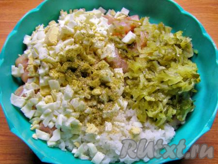 В миску перекладываем куриное мясо, отваренный рис, нарезанные яйца, натёртые огурцы, добавляем соль и, по желанию, приправу для курицы, хорошо перемешиваем и начинка для фарширования куриных окорочков готова. Также можно добавить в начинку свежую зелень. 