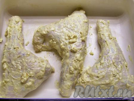 Противень слегка смазываем растительным маслом и перекладываем на него фаршированные куриные окорочка. Ставим в разогретую до 180 градусов духовку и запекаем, примерно, 40 минут (пока не появится золотистая корочка).