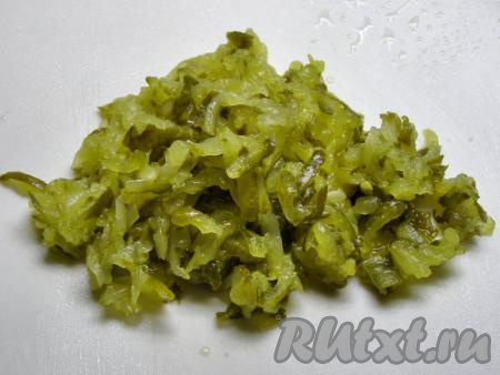 Солёные огурцы натираем на крупной тёрке (или нарезаем тонкой соломкой).