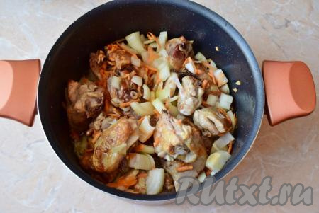 Добавьте лук и морковь в кастрюлю с обжаренной курицей, перемешайте и жарьте всё вместе на среднем огне ещё 3-5 минут, не забывая помешивать.