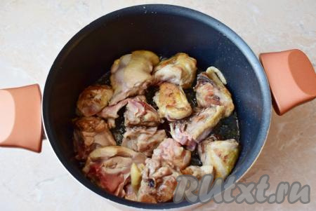Если у вас кастрюля позволяет обжаривать мясо и овощи, то весь плов будем готовить в кастрюле. Если вы сомневаетесь, то обжарьте мясо и овощи на сковороде. Налейте немного растительного масла на дно кастрюли (или сковороды) и выложите курочку, обжаривайте её со всех сторон на среднем огне до золотистой корочки (на это уйдёт минут 10-12).