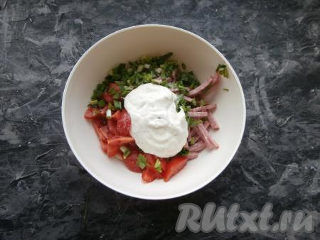 Соус хорошо перемешать и добавить его&nbsp;в салат.