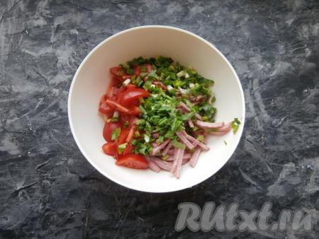 Сюда же добавить измельчённую зелень. В качестве зелени я использовала зелёный лук и петрушку.