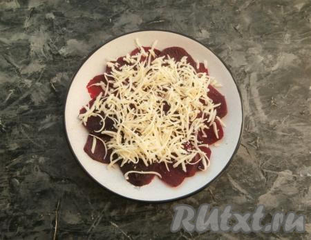 Посыпать сверху свеклу натёртым на средней (или крупной) тёрке сыром.