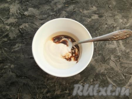 Для приготовления соуса смешать сметану, соевый соус, растительное масло, сахар и лимонный сок.