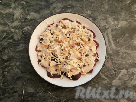 Соус перемешать,&nbsp;полить им свеклу с сыром, посыпать рубленными грецкими орехами и половинками жареного арахиса.