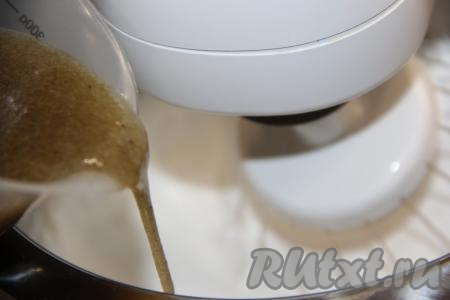 Затем, продолжая взбивать, влить тонкой струйкой горячую банановую массу.