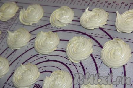 Отсадить зефир на силиконовый коврик (или бумагу для выпечки) и оставить для стабилизации (застывания) на ночь.