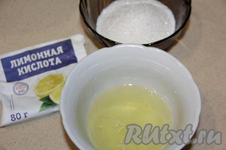 Яйца очень аккуратно разделить на белки и желтки (если желток попадёт к белкам, в дальнейшем белки не взобьются). Для приготовления зефира понадобится 70 грамм охлаждённых белков.