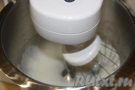 В абсолютно сухую чашу миксера влить 70 грамм белков, добавить лимонную кислоту и взбить миксером в пышную пену.