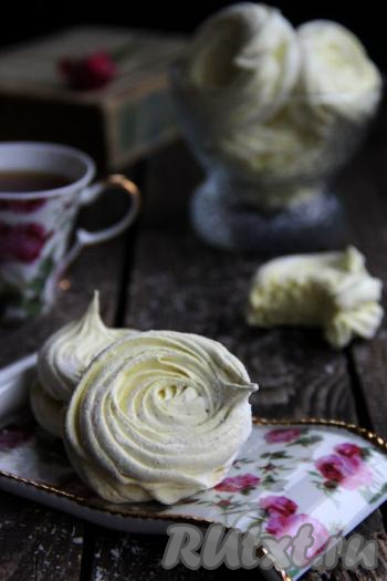 Банановый зефир, приготовленный на агар-агаре, получается красивым, ароматным и очень вкусным, он отлично держит форму. Такой десерт станет прекрасным дополнением к семейному чаепитию и точно понравится всей семье!