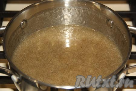 Перемешать получившуюся смесь венчиком, поставить на огонь, довести до кипения и варить на среднем огне, периодически помешивая, 4 минуты, снять с огня, дать банановой массе немного остыть.