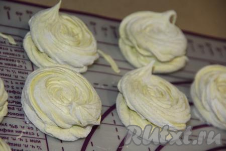 По две половинки бананового зефира, при желании, можно склеить между собой. Готовый зефир можно обвалять в сахарной пудре или крахмале.